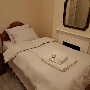 Single Bedroom Available - Train Station London Seven Kings Guest house Ilford